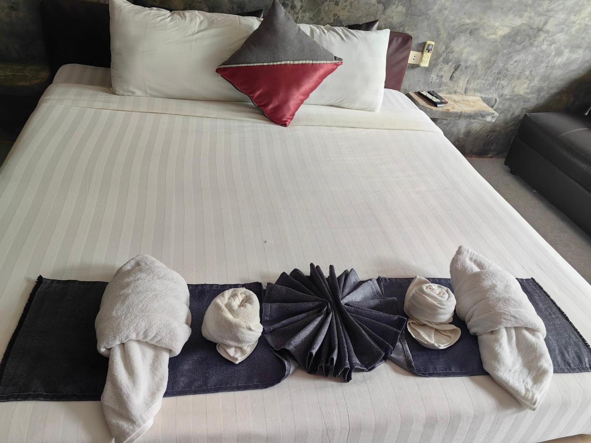 Keeree Loft Resort Thong Pha Phum Bagian luar foto
