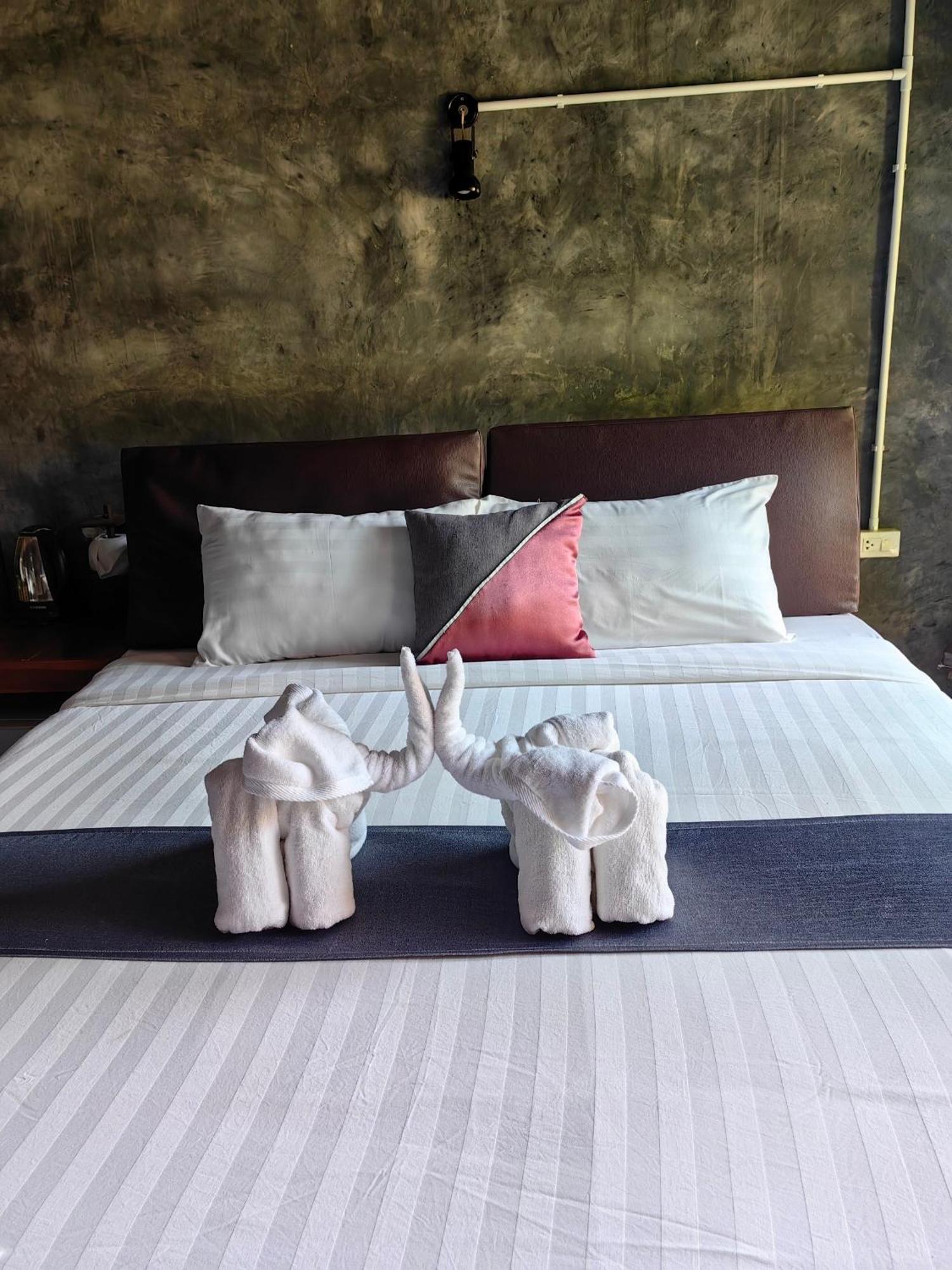 Keeree Loft Resort Thong Pha Phum Bagian luar foto