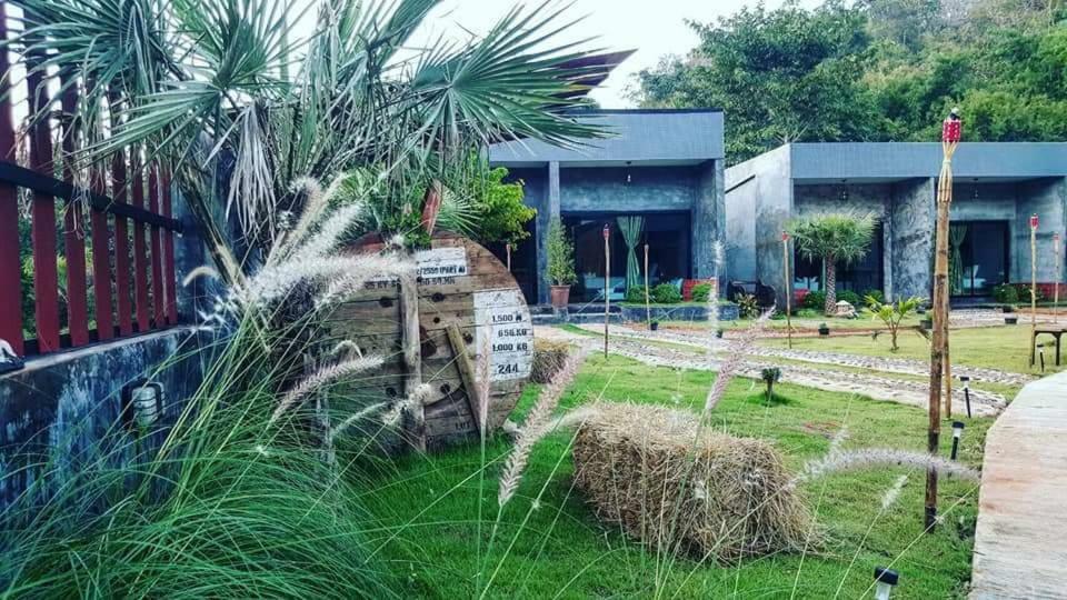 Keeree Loft Resort Thong Pha Phum Bagian luar foto